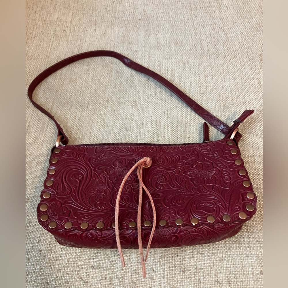 Maroon leather purse with carved design - Picture 2 of 5